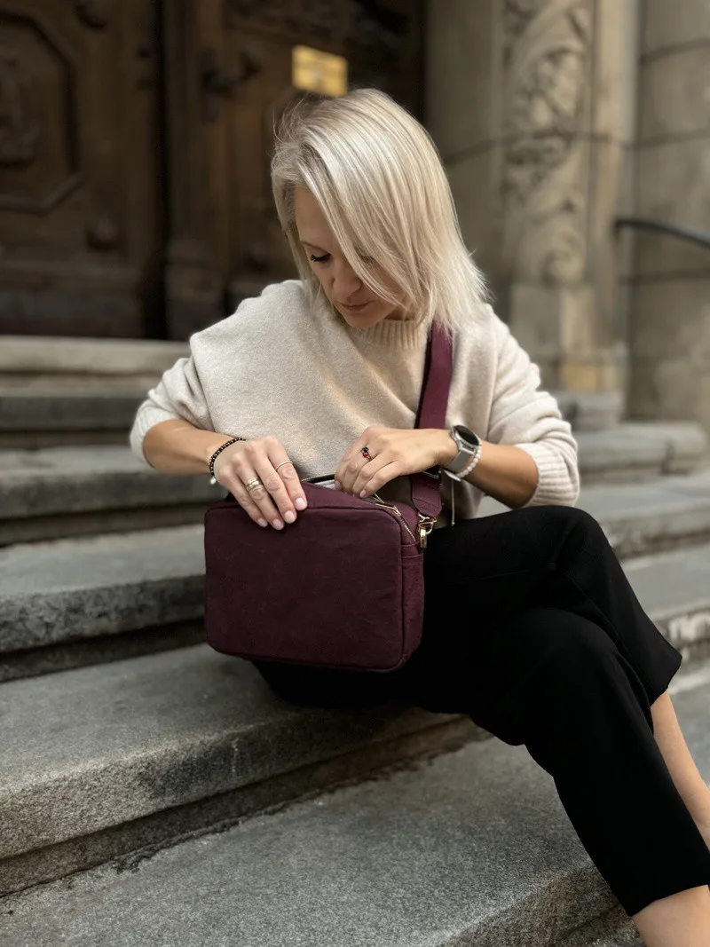 Listonoszka MELODY burgundowa — torebka ze skóry celulozowej