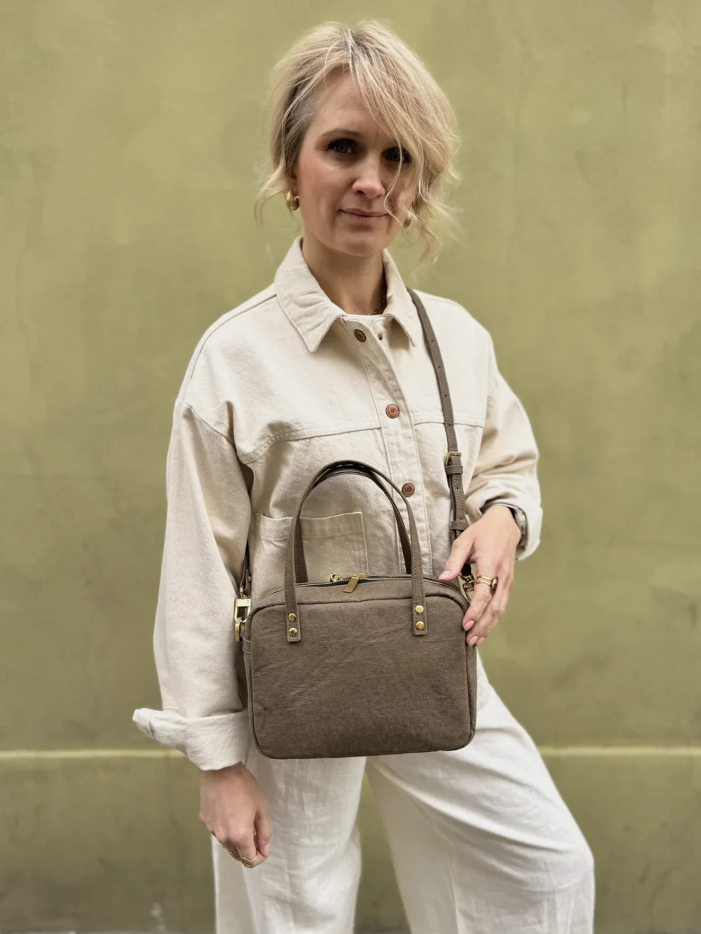 Listonoszka ROMA taupe — torebka ze skóry celulozowej