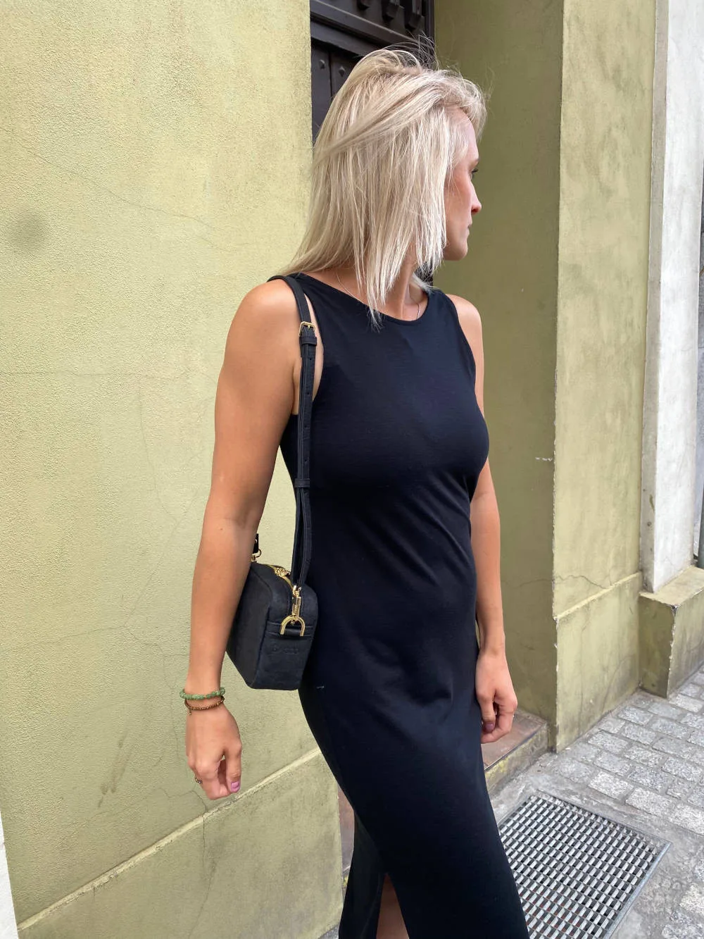 Listonoszka MINI MELODY czarna z cienkim paskiem — torebka ze skóry celulozowej