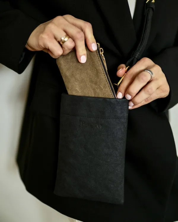 Phonebag IVY czarna — torebka na telefon ze skóry celulozowej