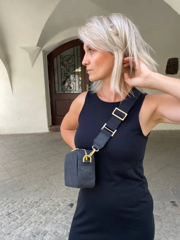 Listonoszka MINI MELODY czarna z grubym paskiem — torebka ze skóry celulozowej