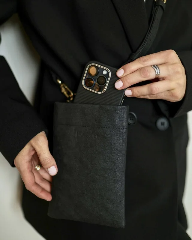 Phonebag IVY czarna — torebka na telefon ze skóry celulozowej