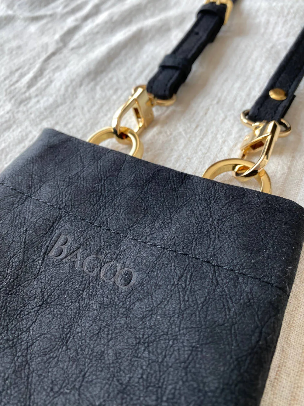 Phonebag IVY czarna — torebka na telefon ze skóry celulozowej