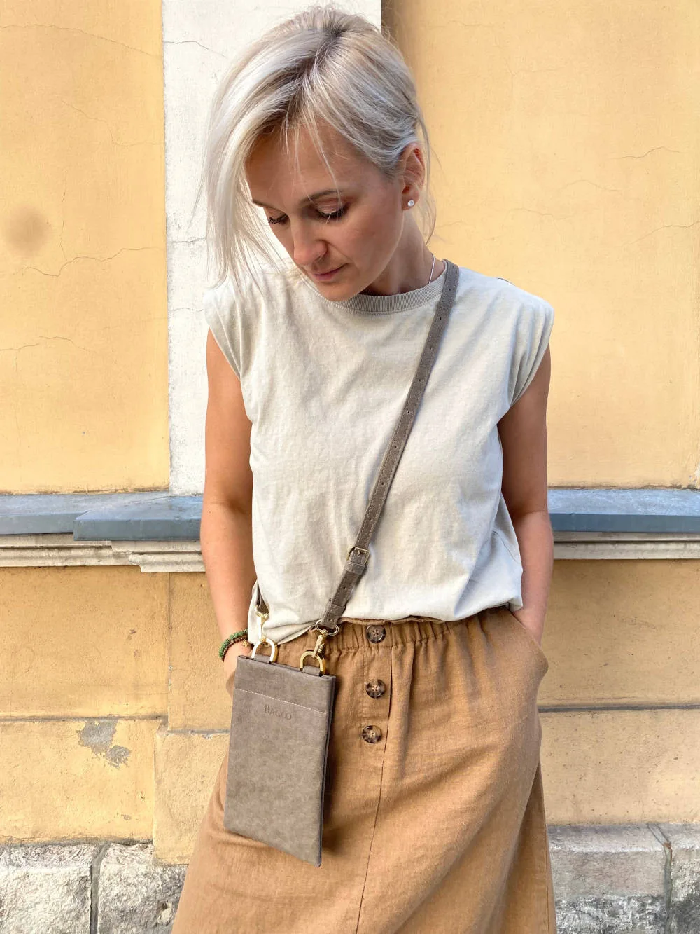 Phonebag IVY taupe — torebka na telefon ze skóry celulozowej