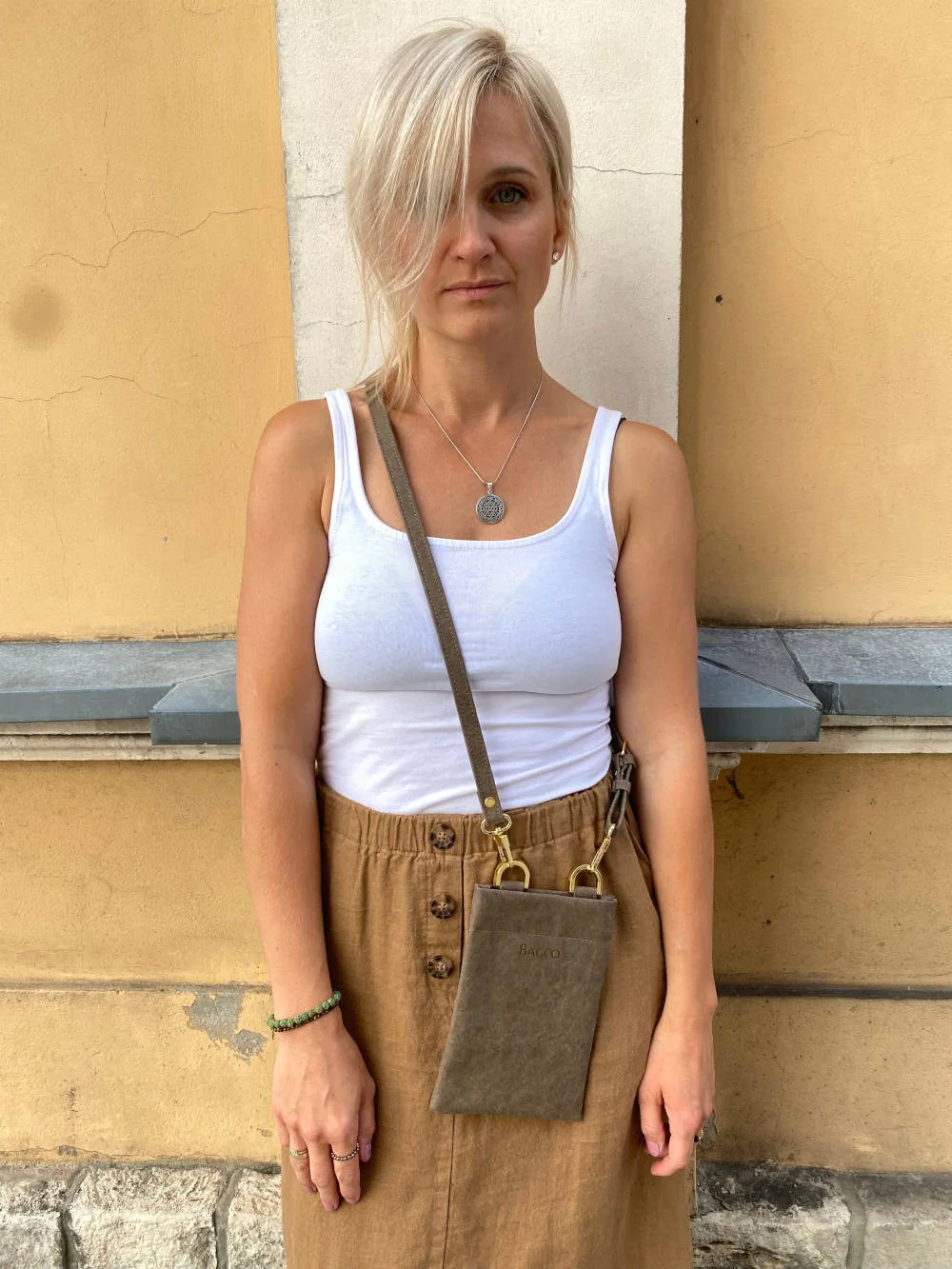 Phonebag IVY taupe — torebka na telefon ze skóry celulozowej