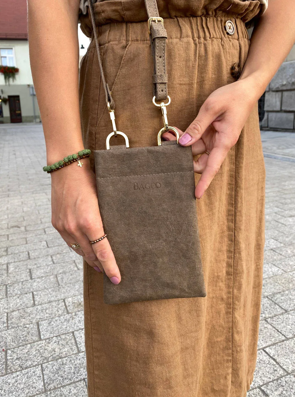 Phonebag IVY taupe — torebka na telefon ze skóry celulozowej