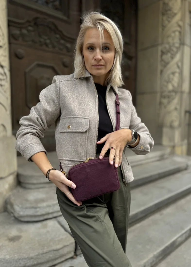 Listonoszka MINI MELODY burgundowa z cienkim paskiem — torebka ze skóry celulozowej
