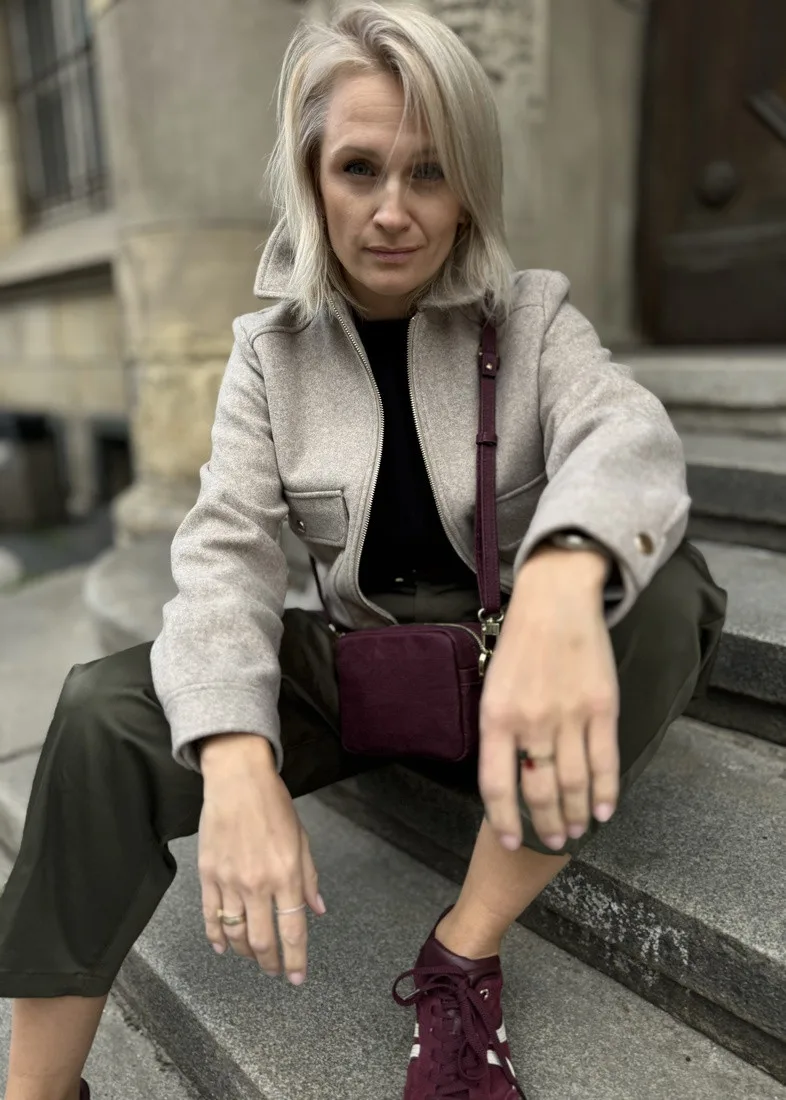 Listonoszka MINI MELODY burgundowa z cienkim paskiem — torebka ze skóry celulozowej