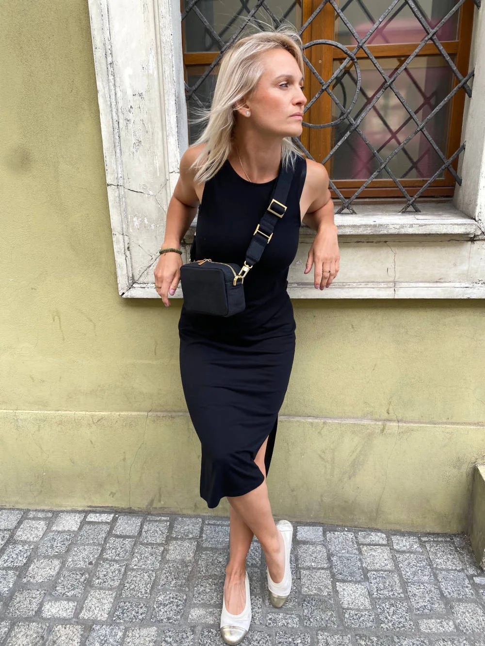 Listonoszka MINI MELODY czarna z grubym paskiem — torebka ze skóry celulozowej