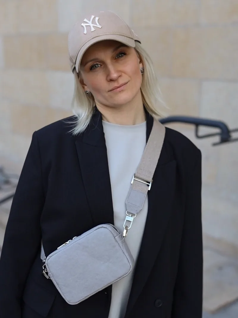 Listonoszka MINI MELODY kaszmirowa szara z grubym paskiem — torebka ze skóry celulozowej