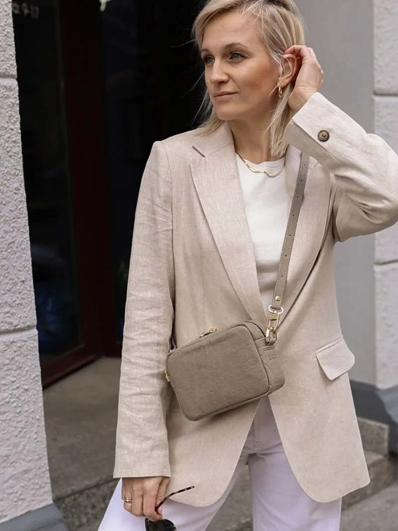 Listonoszka MINI MELODY kość słoniowa z cienkim paskiem — torebka ze skóry celulozowej
