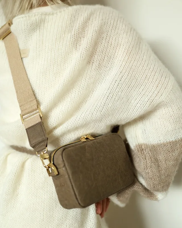 Listonoszka MINI MELODY taupe z grubym paskiem — torebka ze skóry celulozowej