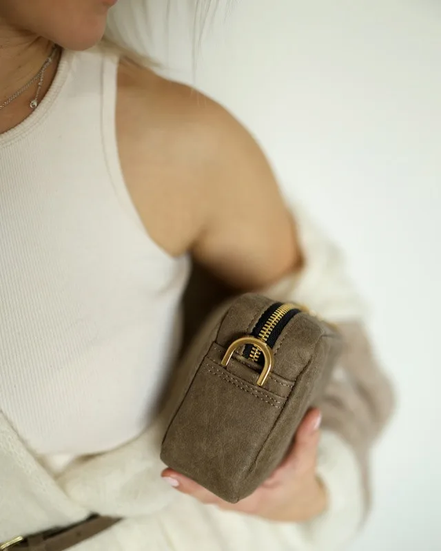 Listonoszka MINI MELODY taupe z grubym paskiem — torebka ze skóry celulozowej