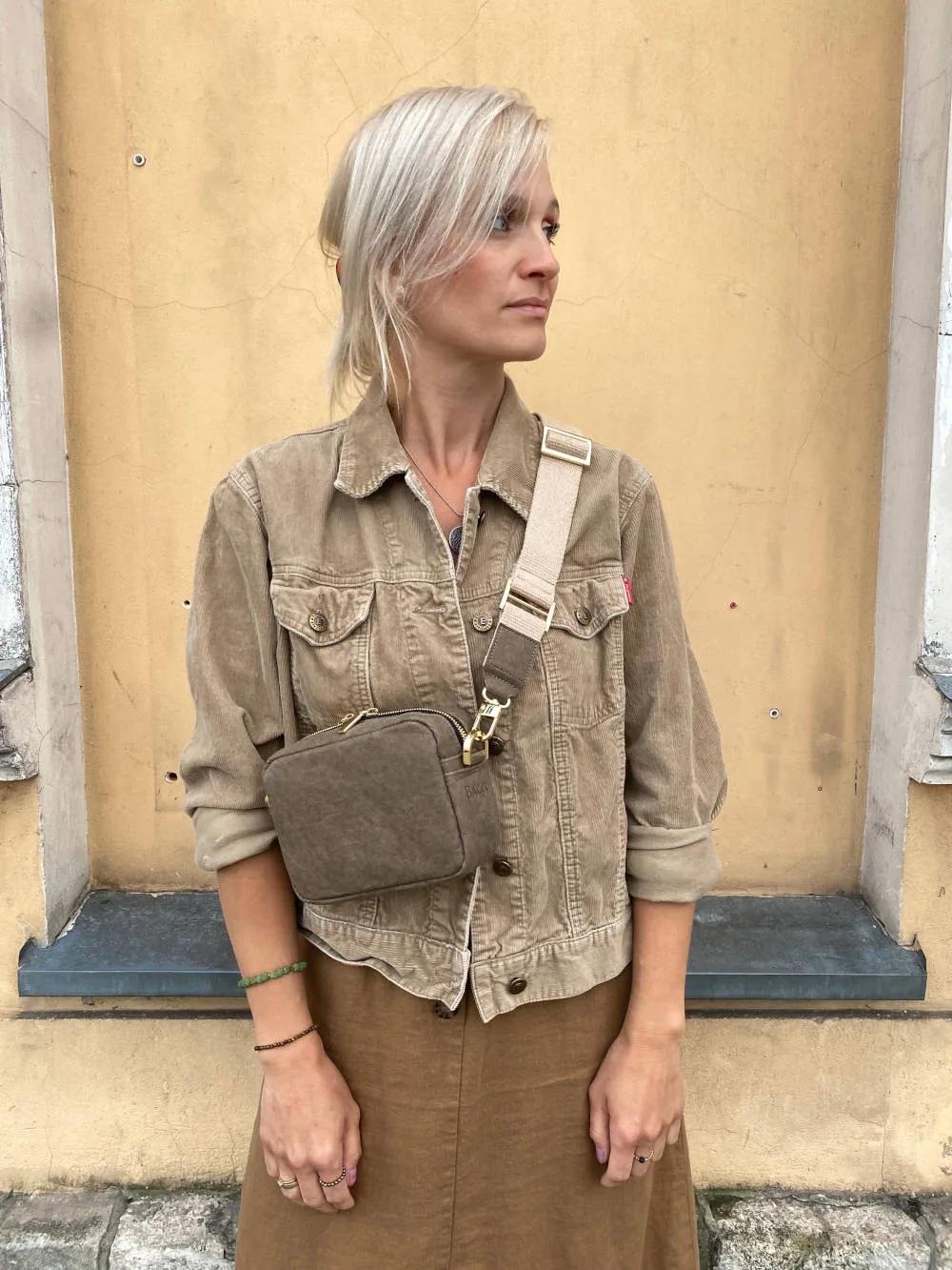Listonoszka MINI MELODY taupe z grubym paskiem — torebka ze skóry celulozowej